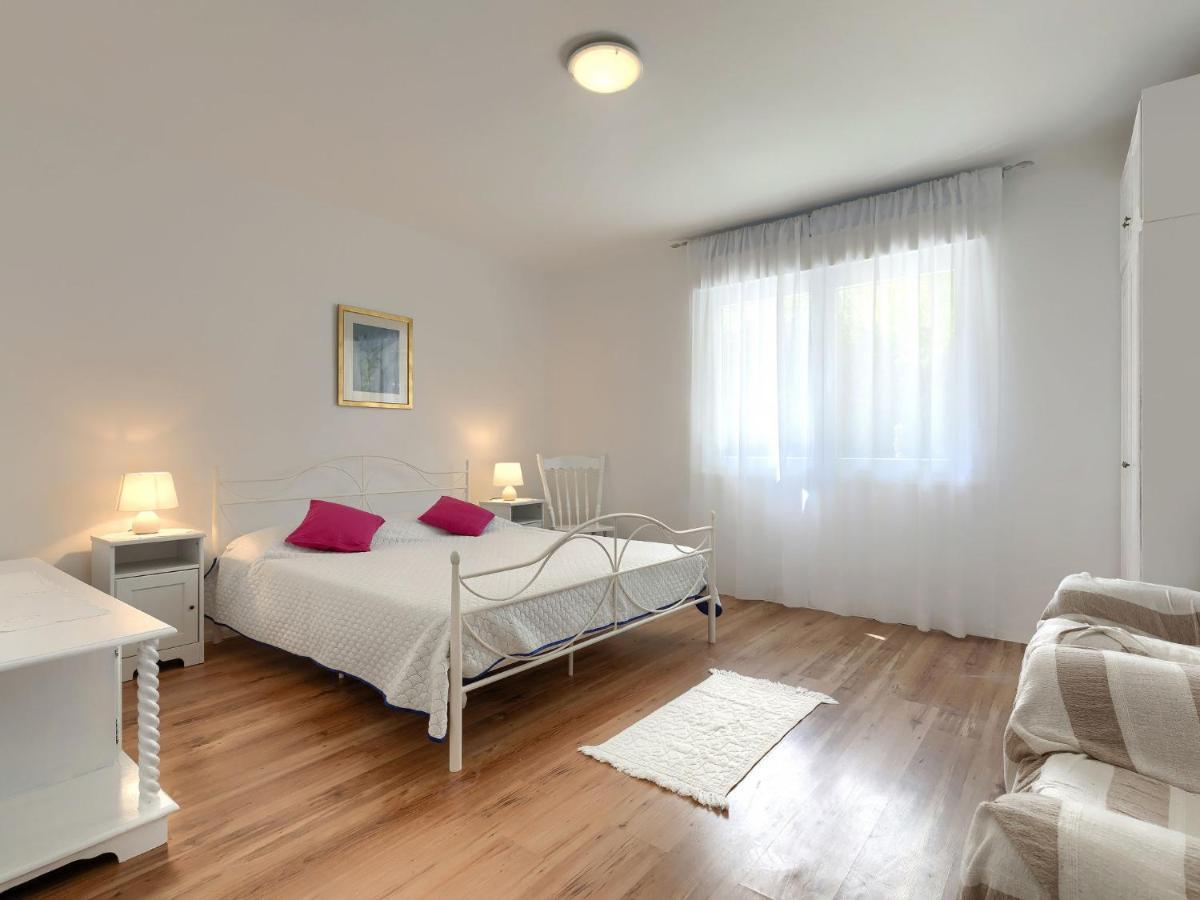 Apartment Laura By Interhome Pula Exteriör bild
